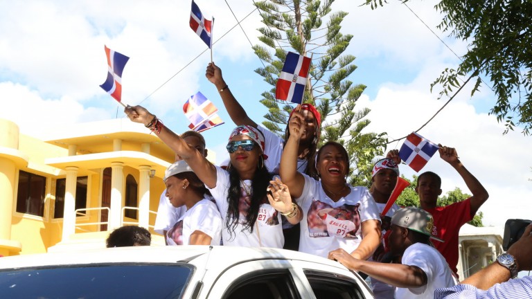 Con alegría, pueblo de Don Gregorio sale a las calles en espera de su ídolo Vladimir Guerrero