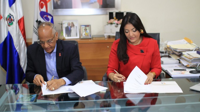 Ministra de la Juventud, Robiamny Balcácer junto a Víctor Terrero, director ejecutivo del Consejo Nacional para la Prevención del VIH y el SIDA  (Conavihsida)