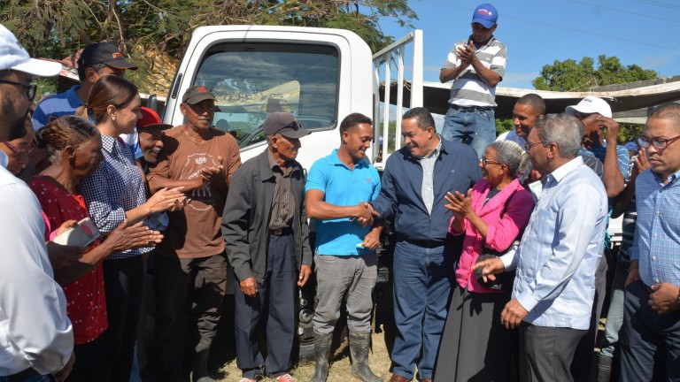 Agricultores sureños reciben camión y tractor