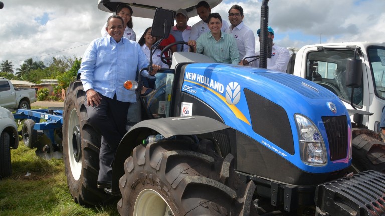 Rápida respuesta: Gobierno entrega un camión y un tractor a productores de piña de Don Juan