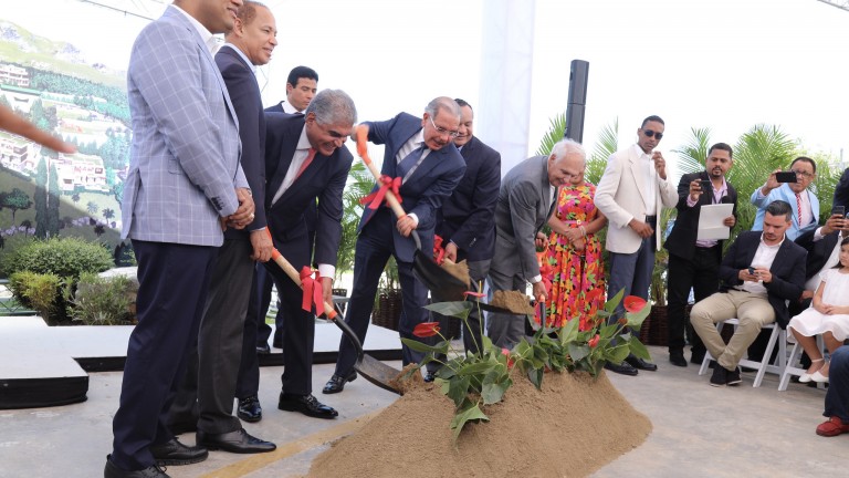 Danilo asiste a primer palazo Alta Vista Mountain Village; grupo invertirá RD$2,200 millones en proyecto turístico