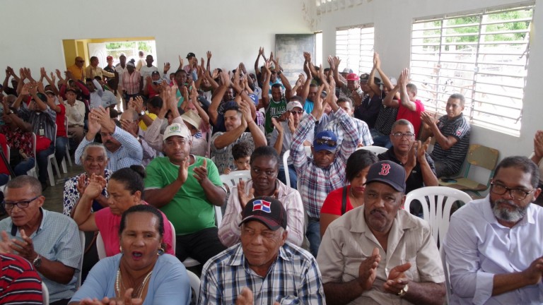 Personas beneficiadas con títulos definitivos en Don Juan y El Dean, Monte Plata