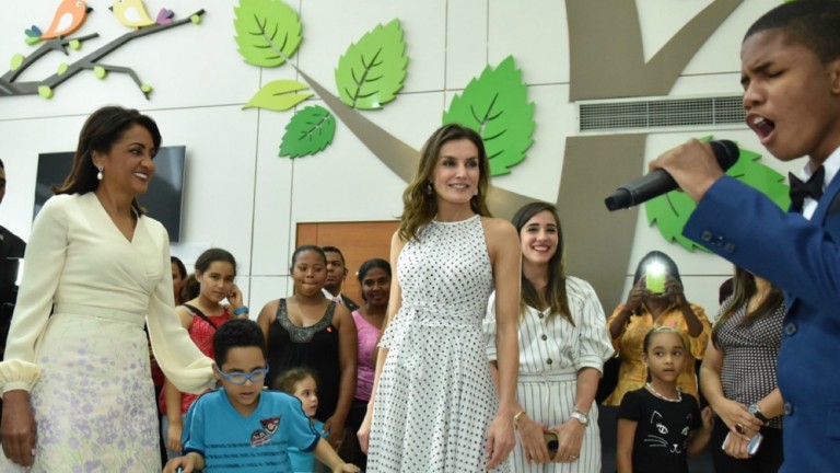 Reina Letizia junto a Cándida Montilla en el CAID