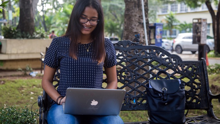 Joven buscando en una computadora