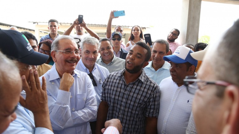 Danilo supervisa granja de cerdos en Cumayasa