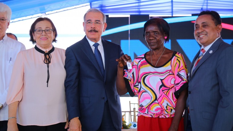 Familias de Peravia cumplen sueño techo digno y propio; Danilo entrega Proyecto Habitacional INVI Villa Progreso El Nizao