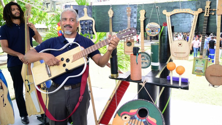 “Música con tó” recicla de “tó”  en instrumentos musicales 