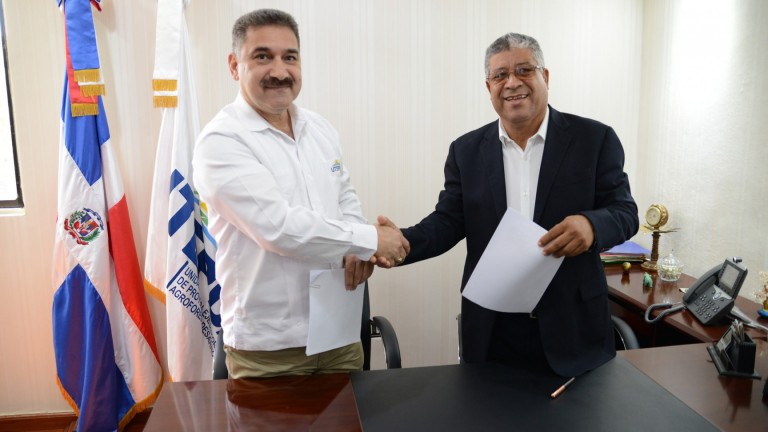 Fruto de Visita Sorpresa 220, se firma convenio para proyecto agroforestal en Hermanas Mirabal; se sembrarán 3,500 tareas