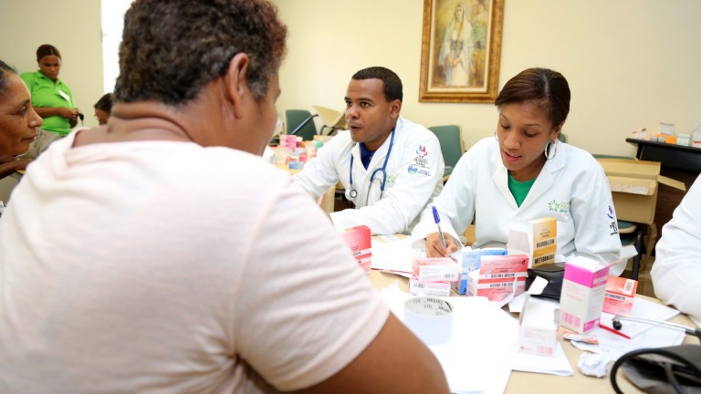 Adultos mayores de El Almirante y otros sectores reciben atenciones médicas gracias a Despacho Primera Dama