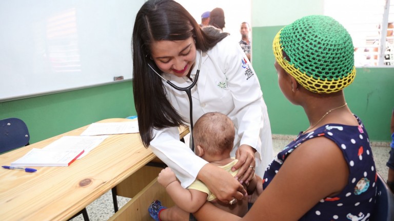 Doctora atiende niña