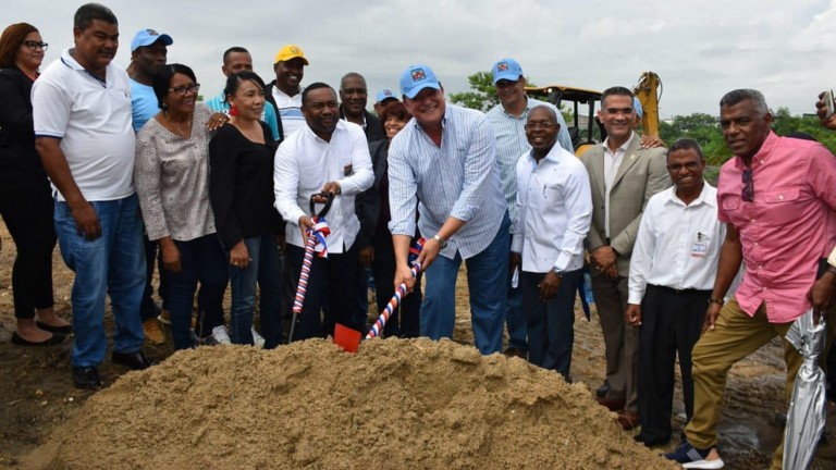 Gobierno inicia construcción de 52 apartamentos en beneficio de familias desalojadas de la cañada Los Platanitos y zonas aledañas