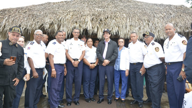 Gustavo Montalvo junto bomberos