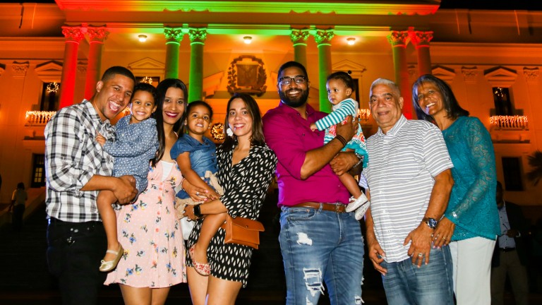 Miles acuden a jardines de Palacio