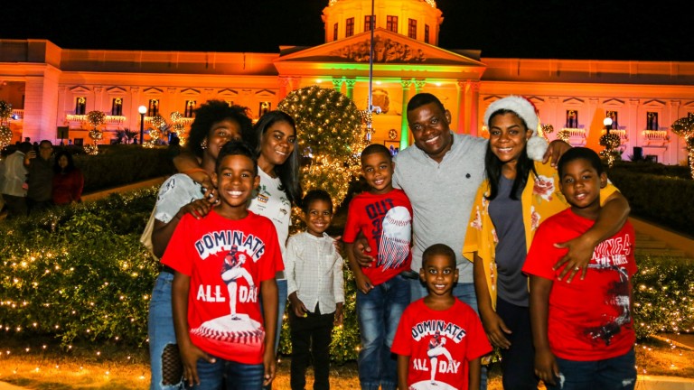 Niños jugando en Navidad en el Palacio Nacional