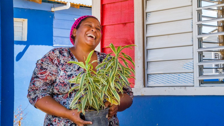  Señora con nueva vivienda en Montecristi