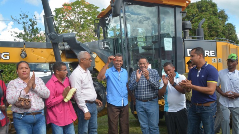 Gracias a Visita Sorpresa, 157 productores de cacao orgánico de María Trinidad Sánchez reciben greddar y contarán con vivero