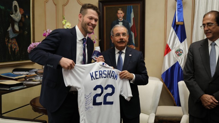 Danilo recibe lanzador grandes ligas Cleyton Kershaw