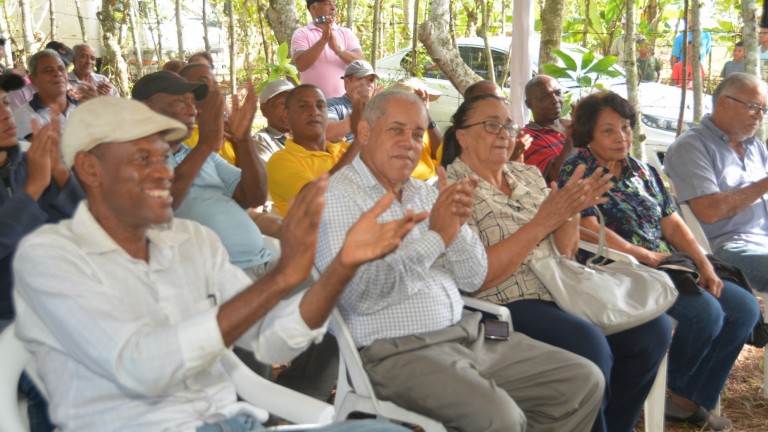 IAD, entrega tractor en Guanuma