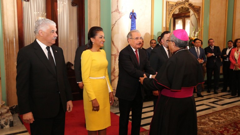 Monseñor Ozoria saluda al Presidente