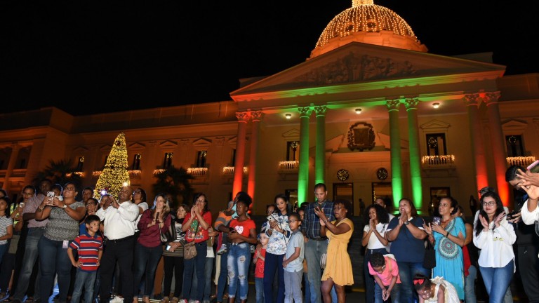 Personas visitando el Palacio Nacional 