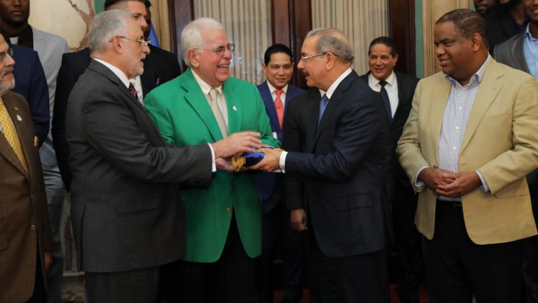 Danilo entrega bandera a Estrellas Orientales