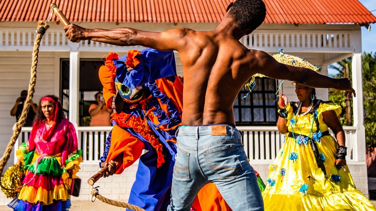 Cada domingo de febrero, la piel tostada de Civiles y el fuete al mando de Toros se enfrentan en el carnaval de Montecristi como despojo alegre y  expresión de lucha, fuerza y libertad. #SomosCarnaval