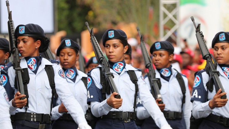 DM acompaña al pueblo azuano. Encabeza desfile en conmemoración 175