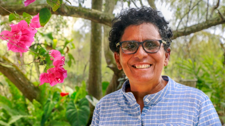 Maestra jubilada, a los 63 años Rafaela Ramírez se reinventó, regresó al campo, aprendió un nuevo oficio (apicultura) que la hace feliz y junto a su nieta Abril multiplica la dulzura de las flores que ellas mismas han sembrado.