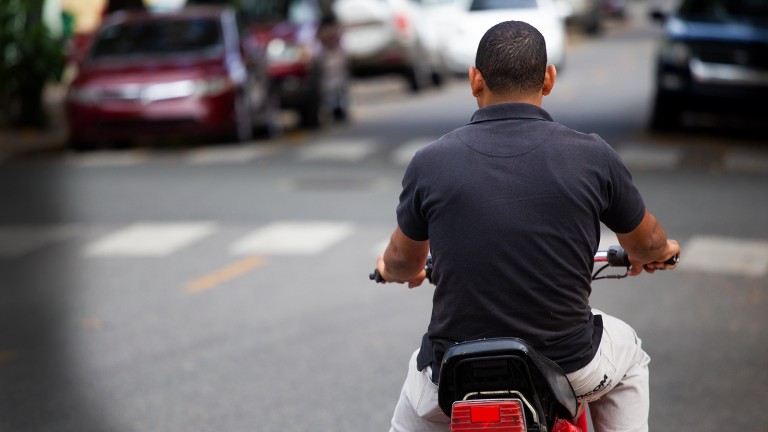 ¿Sin casco? Otro cabeza dura.