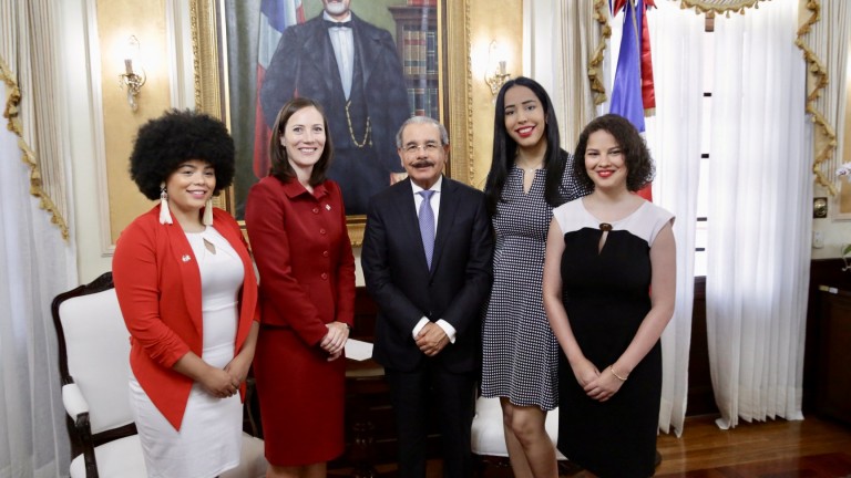 Danilo Medina recibe embajadora de Canadá junto a delegadas de la Cumbre de Futuras Líderes en RD