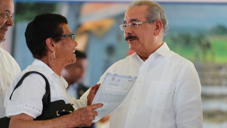Parceleros de La Vega reciben 1,047 títulos propiedad: “Valemos más, señor Presidente. Está haciendo que la vida en el campo tenga sentido”
