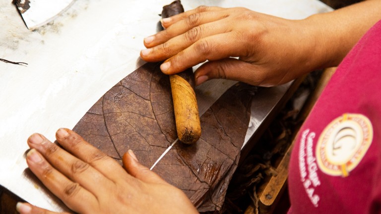 Mujer haciendo tabaco