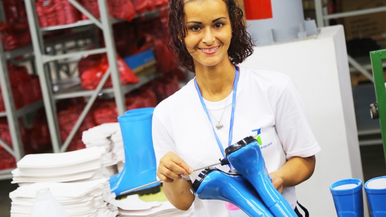 Mujer joven trabajando