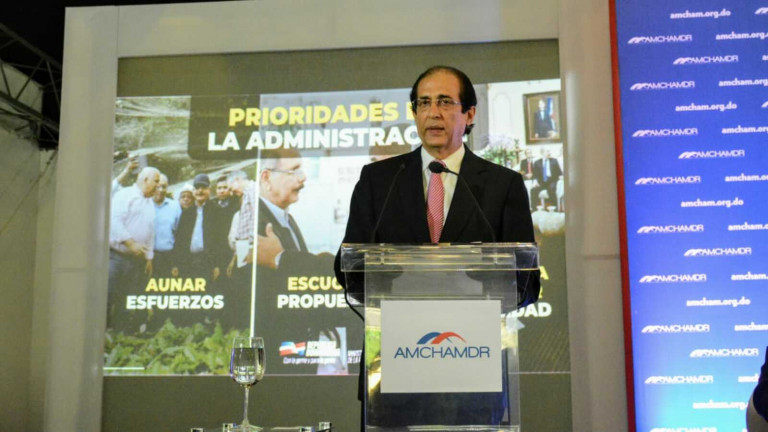 Gustavo Montalvo ante AMCHAMDR, ciberseguridad