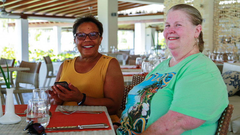 Theola y Trish se sienten seguras y en familia en República Dominicana