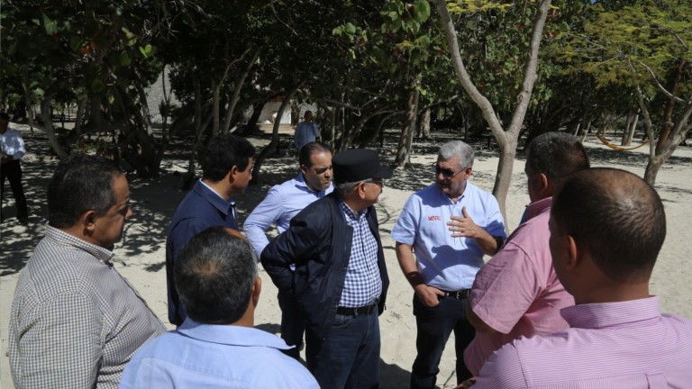 Danilo Medina en recorrido por carretera