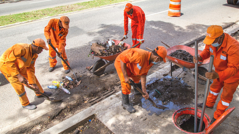 MOPC limpia las calles