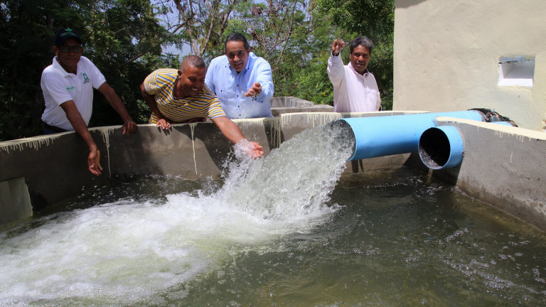 Director del IAD, Emilio Toribio y productores de guineo de Barahona aprecian electrobomba.