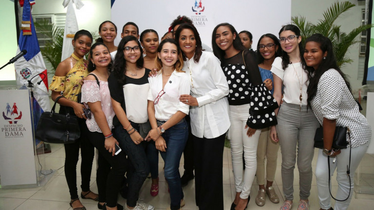 Primera Dama Cándida Montilla de Medina, junto a un grupo de jóvenes