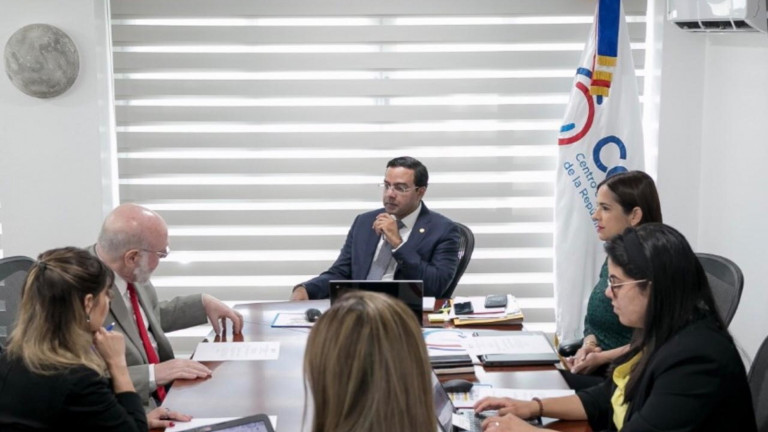 Mesa de trabajo entre Marius De León, director ejecutivo de la institución, y Pedro Vergés, embajador dominicano en Canadá.