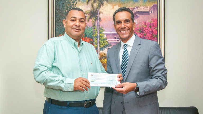 Juan Pumarol entrega cheque a César Fondeur ganadero de Samaná 