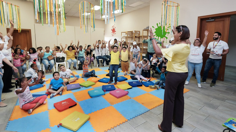 Niños del CAID durante la visita al museo