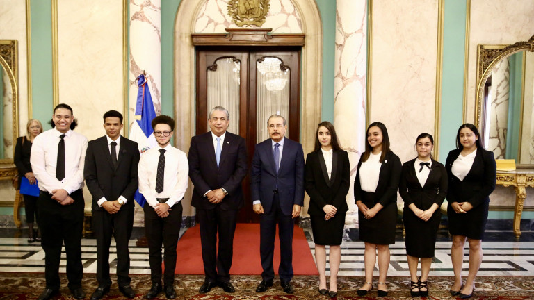 Danilo Medina junto a estudiantes meritorios dominicanos radicados en Estados Unidos