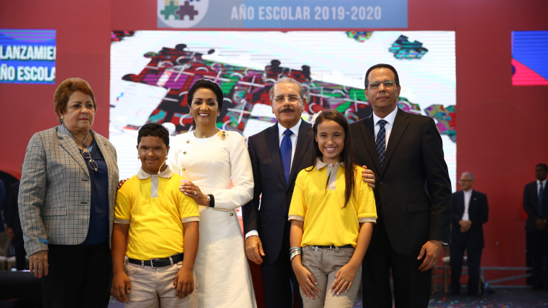 Danilo y Candida dan inicio al año escolar 2019 en Santiago 