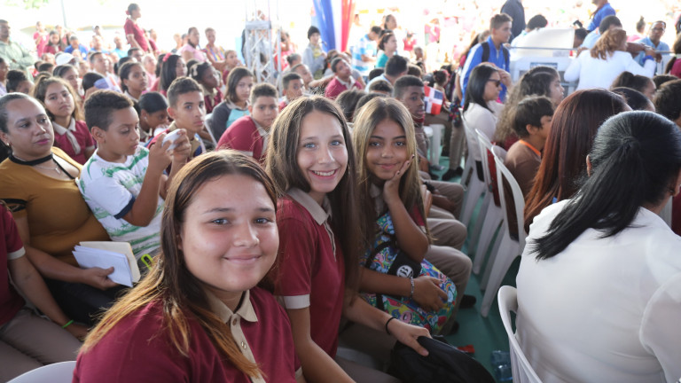 Niñas en entrega dos escuelas en Jarabacoa y liceo en Ranchito