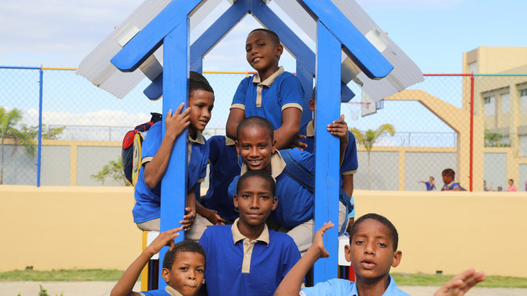 Niños del Centro Educativo del Nivel Primario Paraíso de Dios en Haina