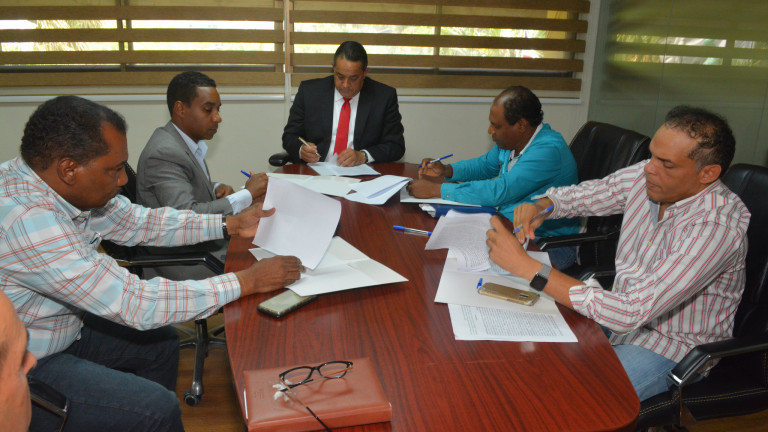 Director del IAD, Emilio Toribio Olivo; Eddy Luis Martínez Ángeles, gerente general de Exotic Farms y Gerson Méndez Vargas, presidente de la cooperativa COOPACHON