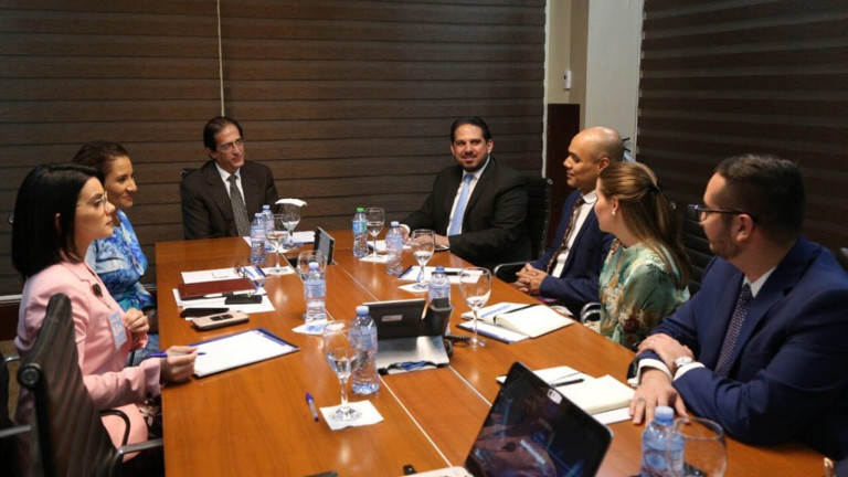 Gustavo Montalvo junto a delegación de Honduras