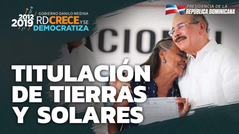 Danilo medina recibe abrazo parcelera titulada