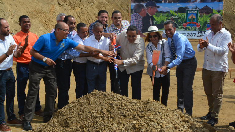 Viceministro de Producción y Desarrollo Comunitario del Ministerio Administrativo de la Presidencia, Juan Pumarol, y el director general del Instituto Agrario Dominicano (IAD), Emilio Toribio Olivo junto a productores dejan iniciados los trabajos